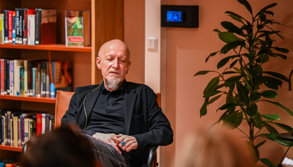 Lars Saabye Christensen hadde gode historier på lur under samtalen på Kristiansund bibliotek.