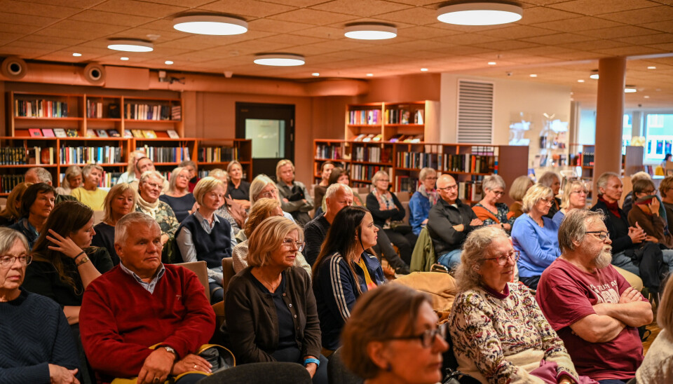 Publikum lo, klappet og koste seg mye under Lars Saabye Christensen sin samtale med Magnhild Sørvik i Kristiansund bibliotek.