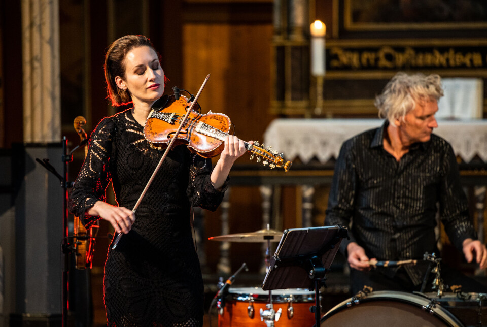 Hemsing og Isungset skaper stor kunst i Frei kirke med tradisjonelle slåtter og improvisasjon.