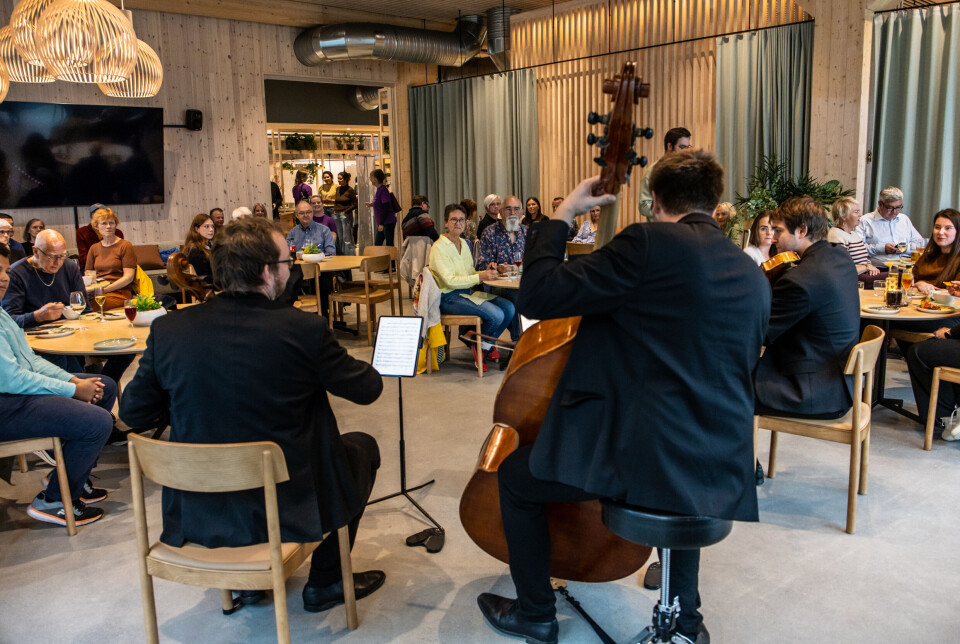 Det var god stembing på Poppel Campus F.v.: Eivind Rossbach Heier (cello), Jostein Brødreskift (kontrabass) og Ivan Penjin (bratsj)