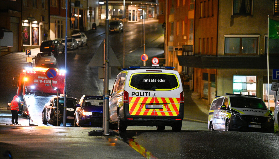 Begge ulykkesbilene sett fra Storgata.