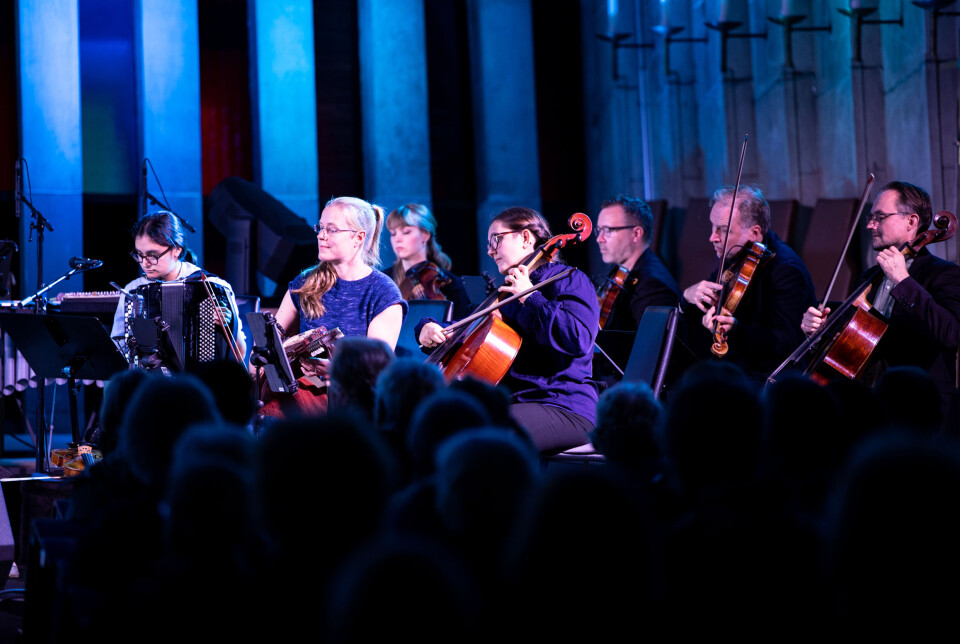 Fra venstre foran: Daniela Reyes (akkordeon), Ingvild Habbestad (fiolin og nøkkelharpe), Frida Fredrikke Waaler Wærvågen (cello)Bak fra venstre: Kristiansund Festivalkvartett: Emilie Lidsheim, fiolin, Bård Monsen, fiolin, Anders Rensvik, bratsj og Johannes Martens, cello.