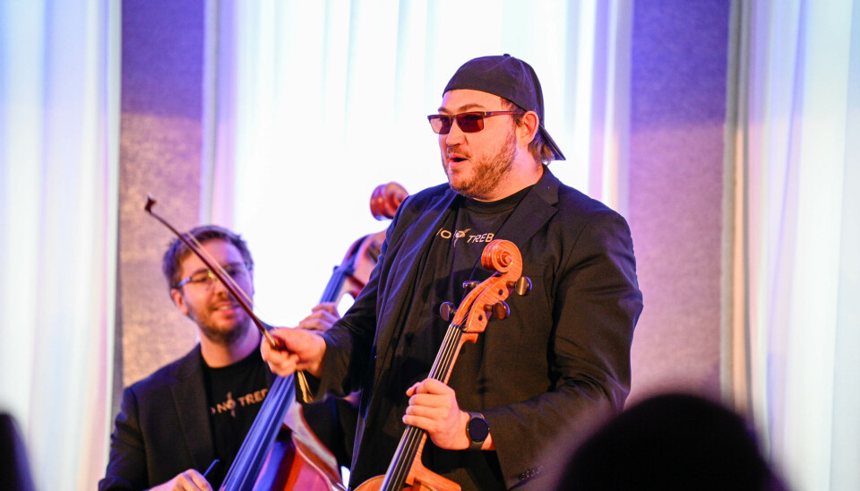 Eivind Rossbach Heier (cello) fra Trio no Treble rappet under konserten i Festiviteten.