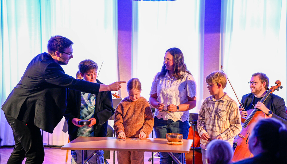 Jostein Brødreskift viser Noah, Marta, Ari og Aleksander hva de skal gjøre under samtidsmusikk nummeret.