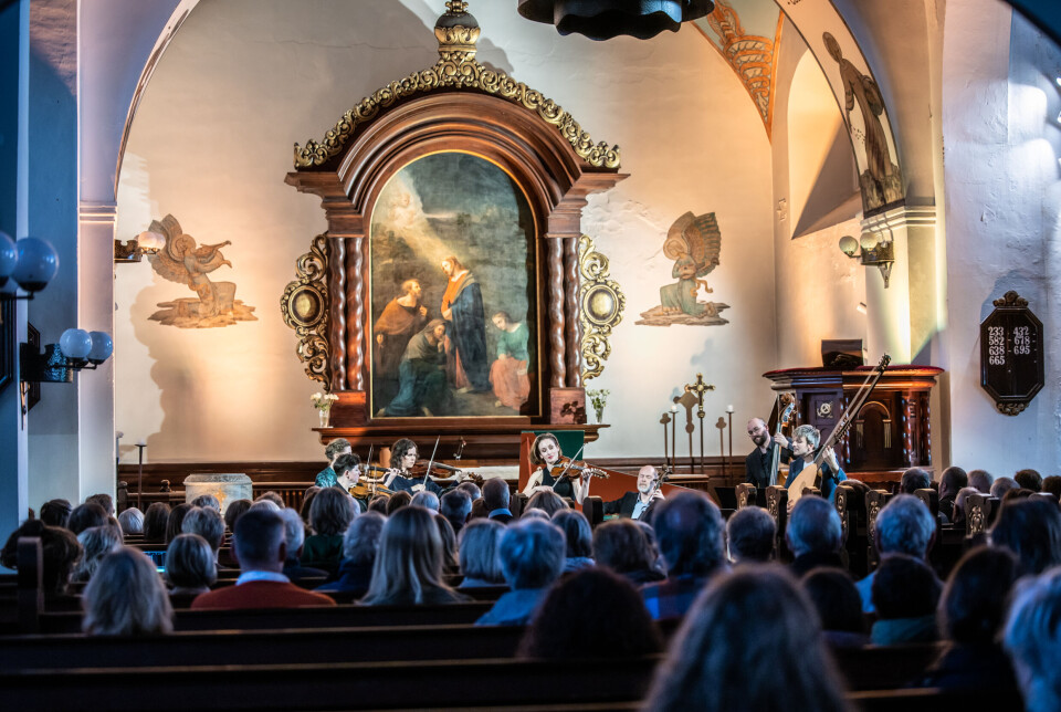 Ragnhild Hemsing og Barokkanerne under konserten i Den gamle steinkirka på Nordlandet. Medvirkende var Ragnhild Hemsing (fiolin og hardingfele), Jadran Duncumb (lutt), Kinga Ujszászi (fiolin), Karolina Radziej (fiolin), Ingrid Økland (bratsj), Gunnar Hauge (cello), Fredrik Blikeng (bass) og Gunnhild Tønder (cembalo).