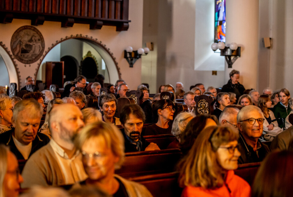Nesten fullt hus. Ragnhild Hemsing og Barokkanerne under konserten i Den gamle steinkirka på Nordlandet.