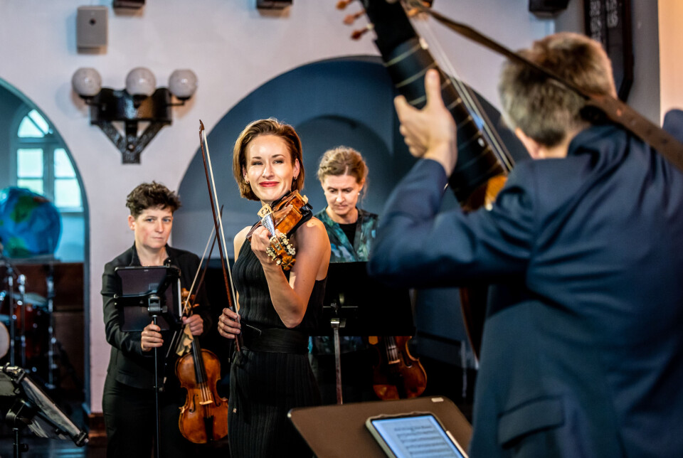 Ragnhild Hemsing og Barokkanerne under konserten i Den gamle steinkirka på Nordlandet. Medvirkende var Ragnhild Hemsing (fiolin og hardingfele), Jadran Duncumb (lutt), Kinga Ujszászi (fiolin), Karolina Radziej (fiolin), Ingrid Økland (bratsj), Gunnar Hauge (cello), Fredrik Blikeng (bass) og Gunnhild Tønder (cembalo).