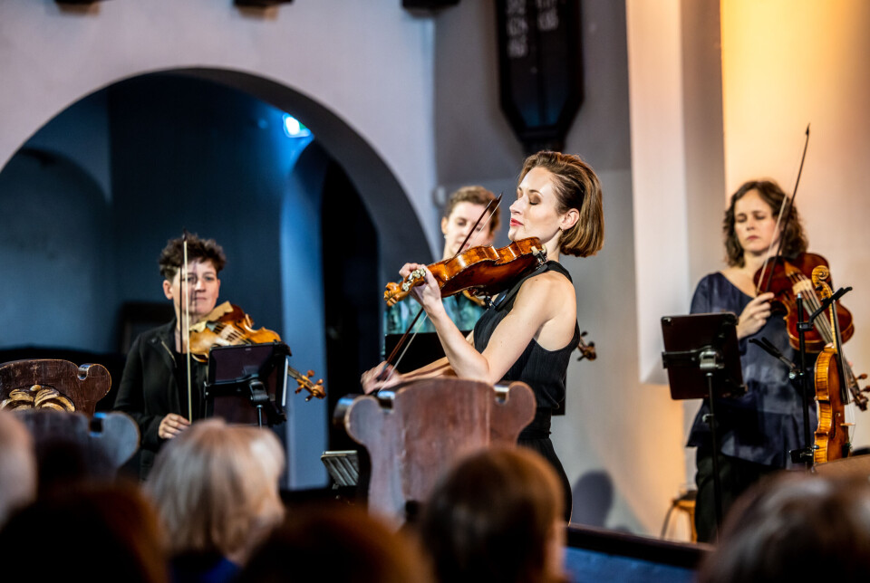 Ragnhild Hemsing og Barokkanerne under konserten i Den gamle steinkirka på Nordlandet. Medvirkende var Ragnhild Hemsing (fiolin og hardingfele), Jadran Duncumb (lutt), Kinga Ujszászi (fiolin), Karolina Radziej (fiolin), Ingrid Økland (bratsj), Gunnar Hauge (cello), Fredrik Blikeng (bass) og Gunnhild Tønder (cembalo).
