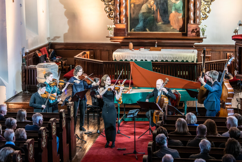 Ragnhild Hemsing og Barokkanerne under konserten i Den gamle steinkirka på Nordlandet. Medvirkende var Ragnhild Hemsing (fiolin og hardingfele), Jadran Duncumb (lutt), Kinga Ujszászi (fiolin), Karolina Radziej (fiolin), Ingrid Økland (bratsj), Gunnar Hauge (cello), Fredrik Blikeng (bass) og Gunnhild Tønder (cembalo).