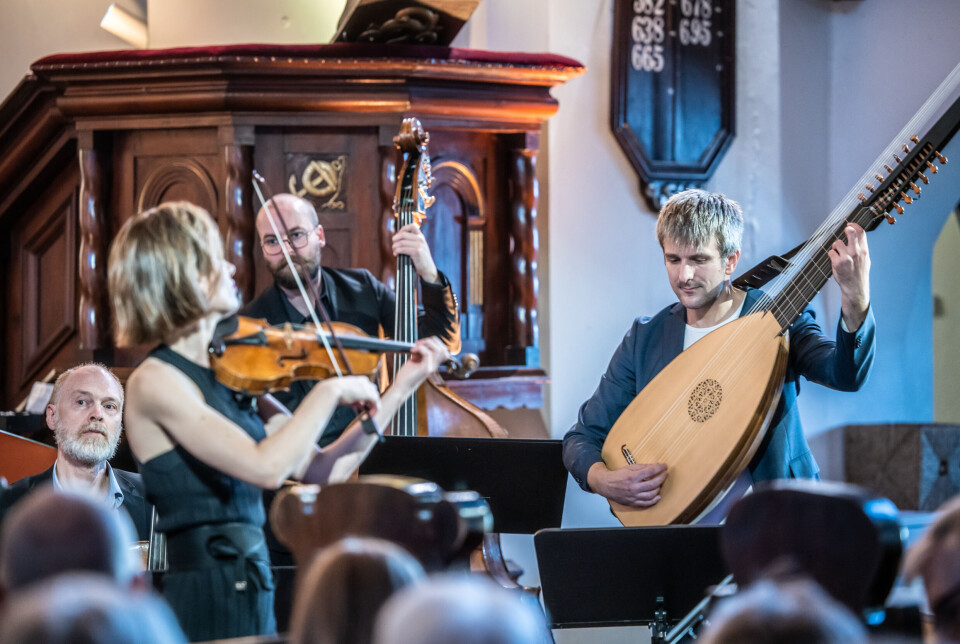 Ragnhild Hemsing og Barokkanerne under konserten i Den gamle steinkirka på Nordlandet. Medvirkende var Ragnhild Hemsing (fiolin og hardingfele), Jadran Duncumb (lutt), Kinga Ujszászi (fiolin), Karolina Radziej (fiolin), Ingrid Økland (bratsj), Gunnar Hauge (cello), Fredrik Blikeng (bass) og Gunnhild Tønder (cembalo).