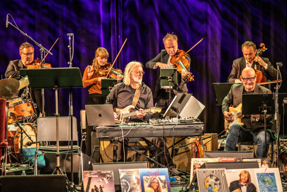 Ensemblets gitarist Eivind Aarset (t.v.), Frode Alnæs og Festspillkvartetten i bakgrunnen.