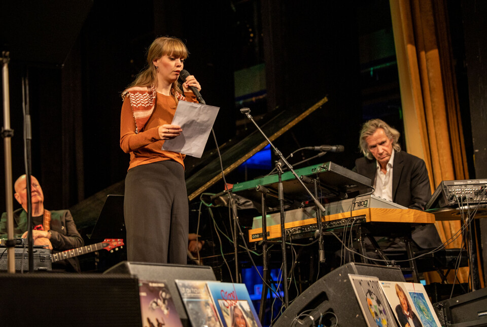 Fiolinist Emilie Lidsheim fra Kristiansund Festivalkvartett leste en tekst om krigen i Gaza, akkompagnert av musikk av Kjetil Bjerkestrand.