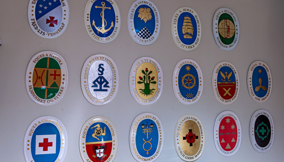 Fatene på veggen er tilpasset en frimurer, utfra egenskaper som beskriver personen.