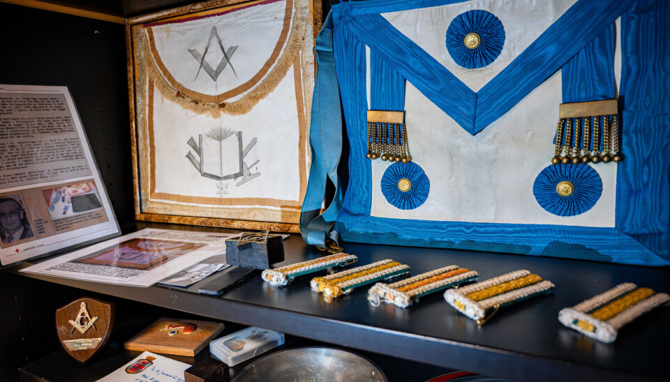 Diverse frimurer gjenstander i museet inne i St. Johanneslosjen Syvstjernen i Kristiansund.