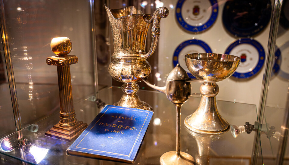 Noen av frimurer gjenstandene de har inne i museet St. Johanneslosjen Syvstjernen i Kristiansund.