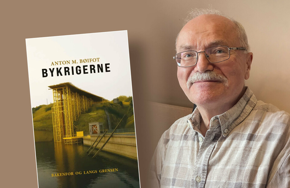 Anton Martin Bøifot med cover av sin debut roman Bykrigerne - bakenfor og langs gensen.