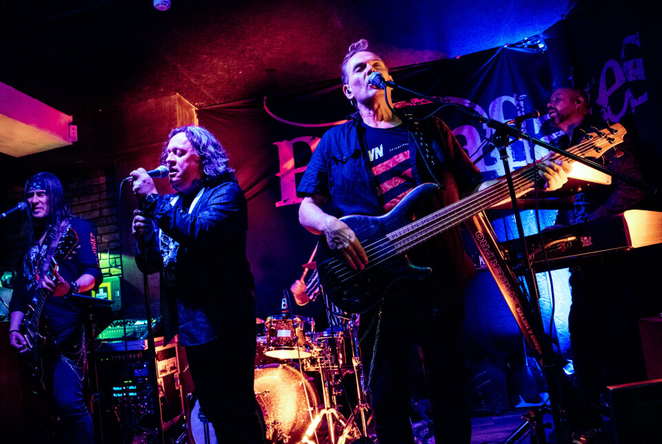 Gitarist Torbjørn Lund, vokalist Roy Bøe og bassist Ronny Bergsbakk under Pornflakes-konserten i Kristiansund.