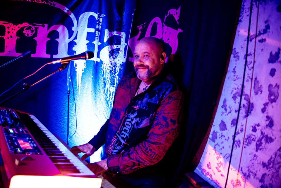 Kjetil Remmen på keyboard i Pornflakes.