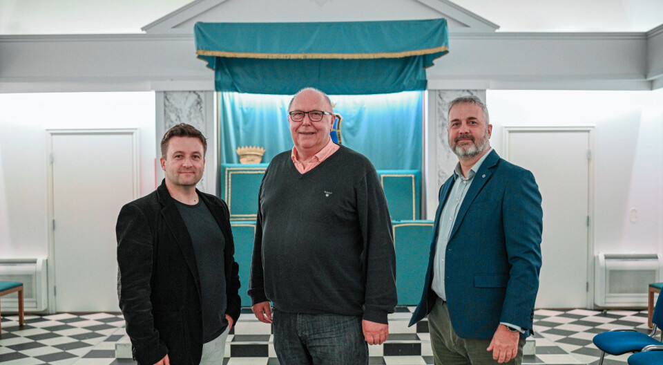 Kristoffer Sandven (informasjonssjef for Den Norske Frimurerorden), Karstein Erling Holm (Ordførende mester i til St. Johanneslosjen Syvstjernen) og Arne Lie (assisterende informasjonssjef for Den Norske Frimurerorden)