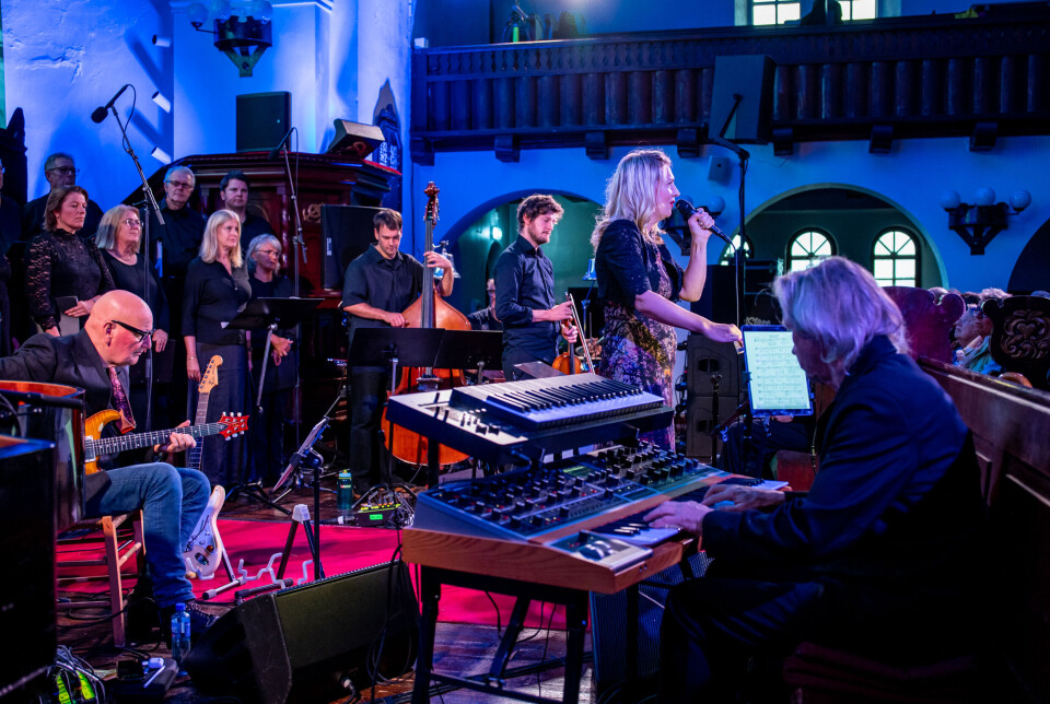 Fra venstre: Frode Alnæs (gitar), Festspillkoret, kontrabassist Trygve Waldemar Fiske, bratsjist Lars Marius Hølås, solist Tora Augestad og Kjetil Bjerkestrand (synth/keyboard).
