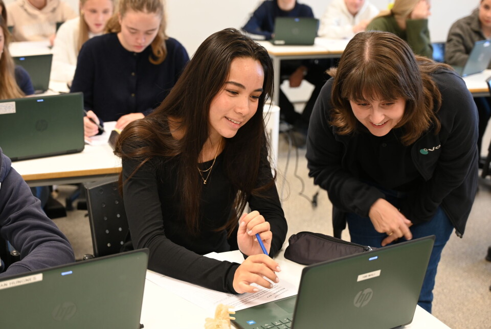 Mali Payangbe Gilleseen og karriereveileder Linn Marita Nikolaisen på Atlanten ungdomsskole.