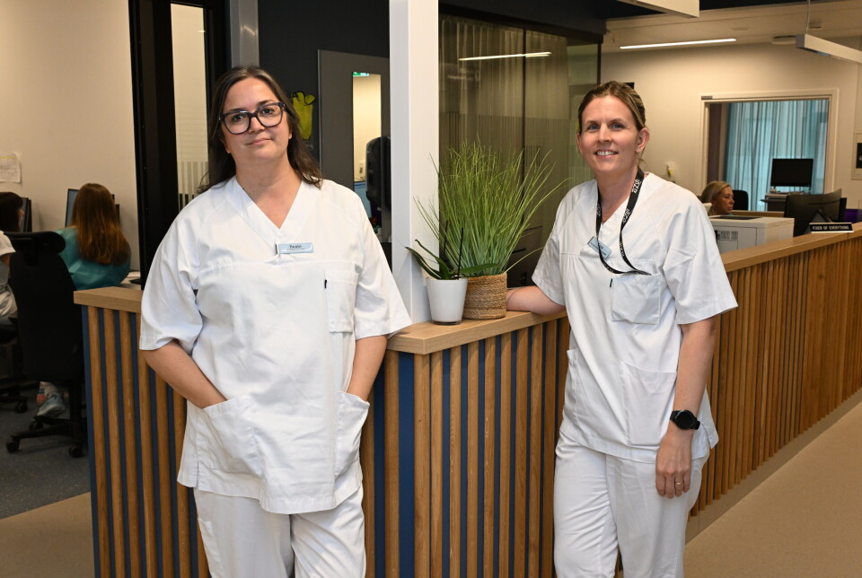 Beate Svanemsli Lyngvær (t.v), seksjonsleder ved Akutt 24 og Trine Torset Olsen (t.h.), assisterende seksjonsleder ved Akutt 24. FOTO: JOHN BERGE