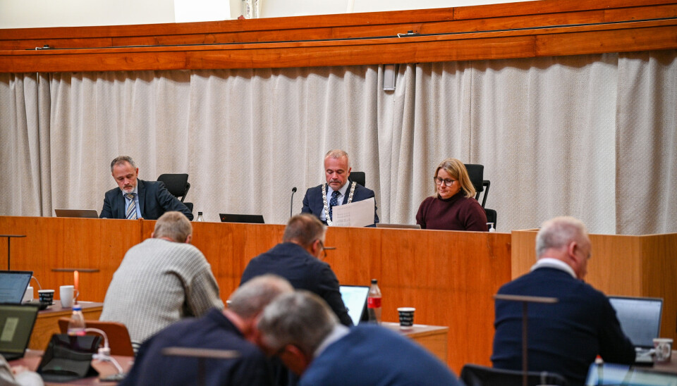 Arne Ingebrigtsen (Kommunedirektør Kristiansund), Kjell Neergaard (Ordfører Kristiansund) og Kristin Heggelund (møtes sekretær) under bystyremøtet 25.09.25.