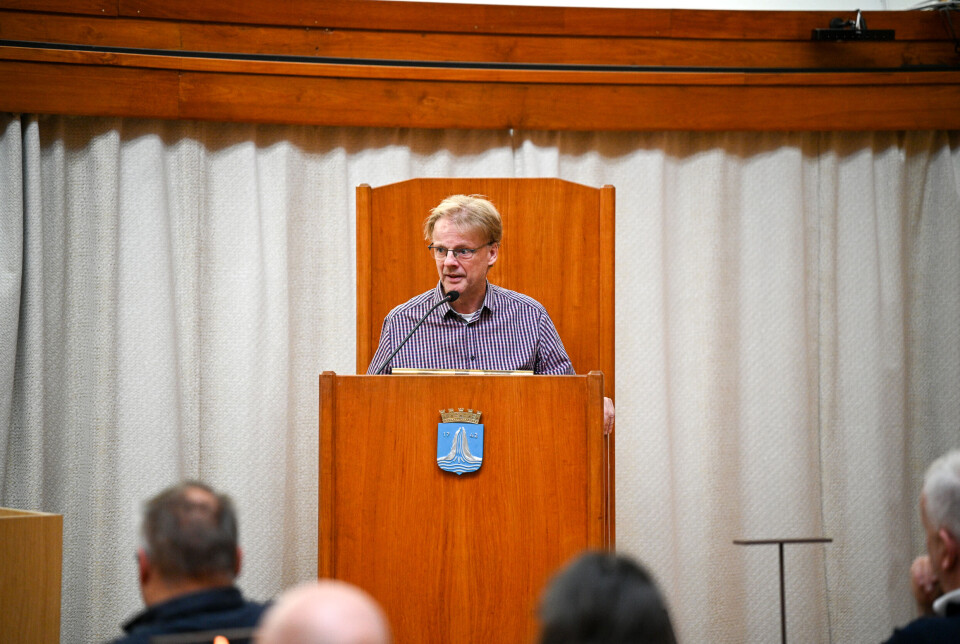 Arne Grødal på talestolen under bystyremøtet 25.09.25.