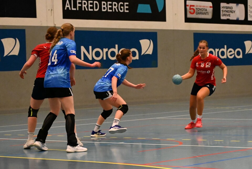 Lærke Torkilsdatter Sagli (t.h.) i aksjon for Kristiansund Håndballklubb i kampen mot Molde.