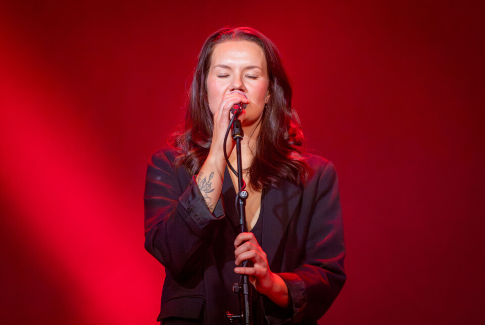 Ida Johanne Brattøy på scenen på Kulturfabrikken.