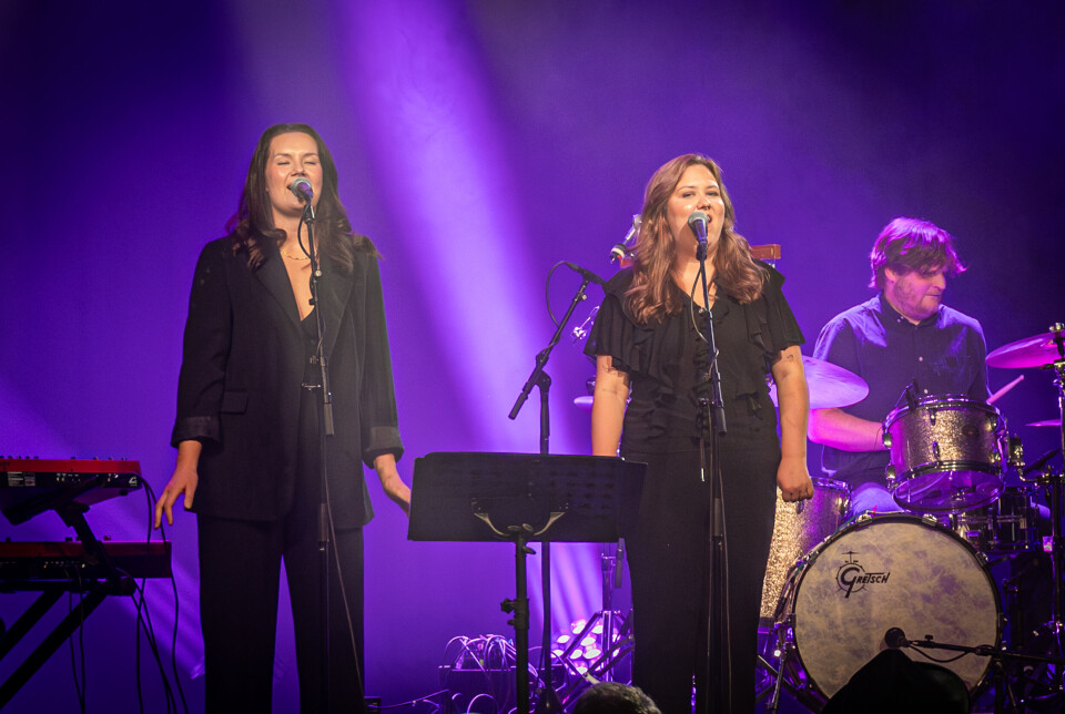 Ida Johanne Brattøy og Arnhild Bøe Bævre på scenen under moren Inger Lise Bøe sin konsert.