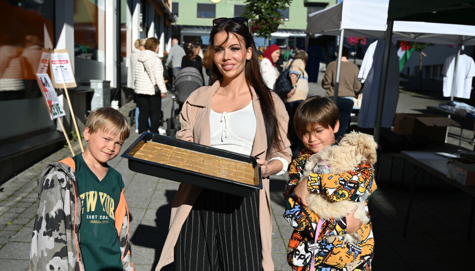 Marianne Elise Bjerkeseth Myren leverte kake til Kultur for Palestina-arrangementet. Her er Isak (t.v.) og Aron (t.h.) på bildet. Hunden heter Bella.