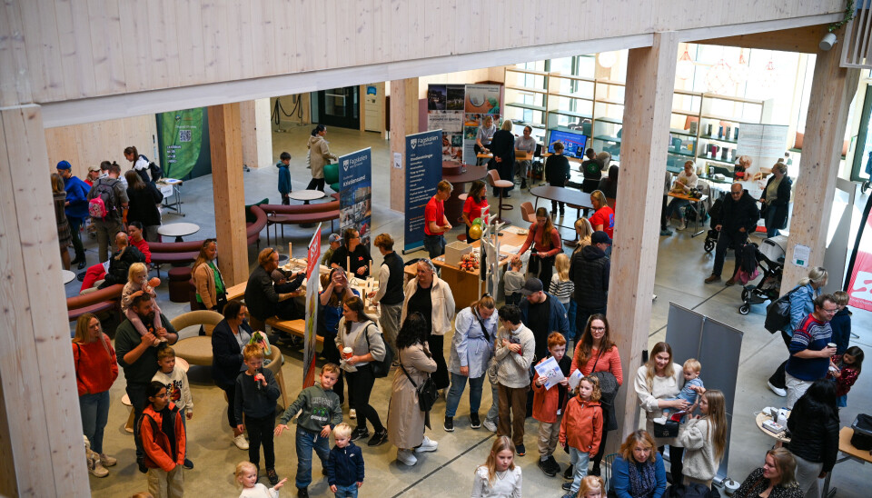 En full foaje i Campus under forskingstorget lødag 27. september.