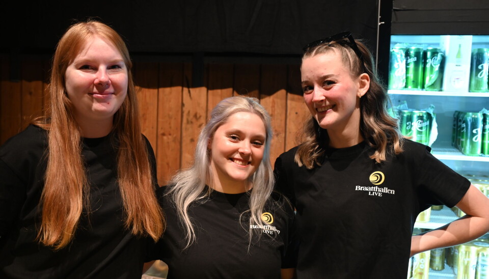 Tre blide serveringsdamer. Fra venstre: Pia Ulvund, Mina Christin Dyrli og Emma Ingebrigtsen.