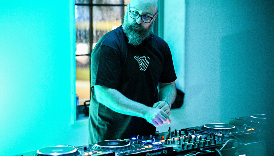 DJ Coalman leverte en hard techno oppvarming som fikk satt liv i gjestene.