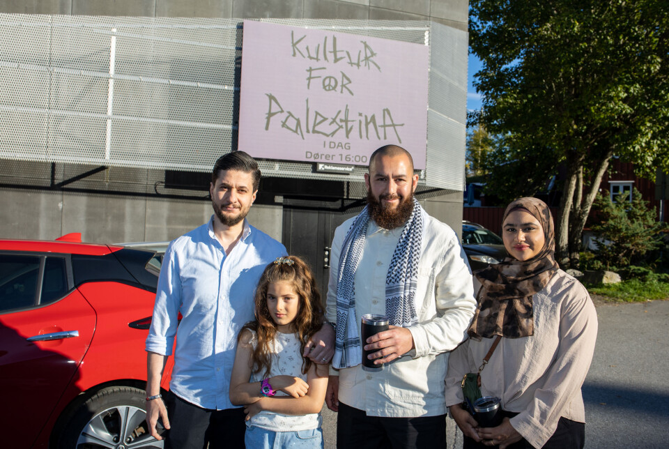 Fra venstre: Mohammed Fayad, hans datter Joanne Fayad, Harald Abdul Rehman Solar, nestleder i den lokale moskeen i Kristiansund, oppvokst i Norge med latinamerikanske og afghanske aner, og hans kone Aisha Bashir fra Storbritannia. – Det er en del av vår tro å bry oss, sier Aisha Bashir. – Vi setter stor pris på dette engasjementet, sier Harald Abdul Rehman Solar.