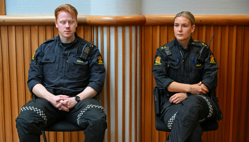 Bevæpnede politifolk passet på den tiltalte mannen