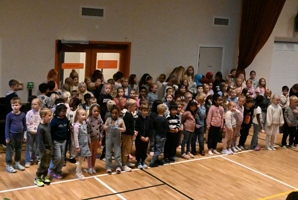 Elevene underholdt med sang og dans på Folkeparken skole i forbindelse med den offisielle åpningen.