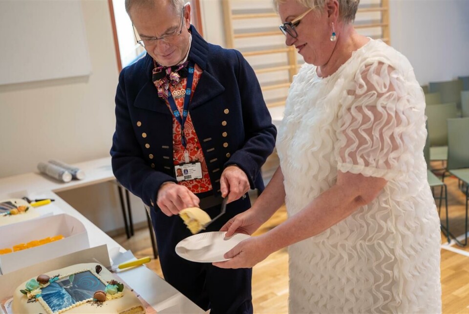 Rektor Kjell Arne Haugan serverte kake til kommunalsjef for oppvekst Olaug Haugan.