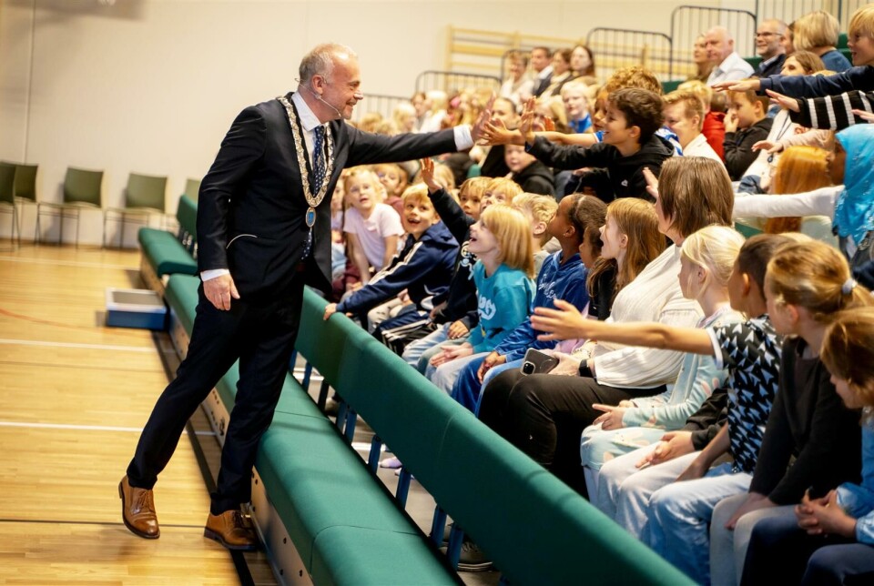 Ordfører Kjell Neergaard fikk en flott mottakelse på skolen.