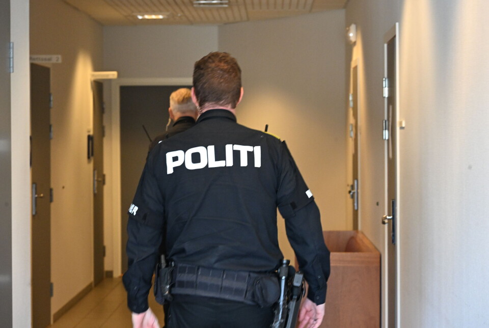 Bevæpnede politibetjenter i Nordmøre tingrett for å holde vakt over den siktede 55-åringen. FOTO: JOHN BERGE