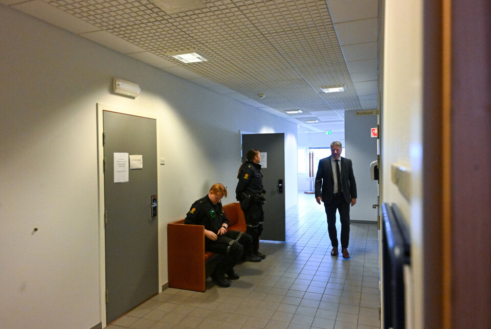 Nordmøre og Romsdal tingrett. Forsvarsadvokat Torbjørn Kolås Sognefest på vei inn i retten. Politibetjentene er bevæpnede og sitter vakt for å passe på den tiltalte 55-åringen.