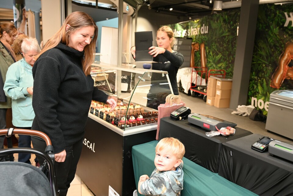 Trine Lise R. Hovde og Mathias fra Frei foran den nyåpnete butikken.