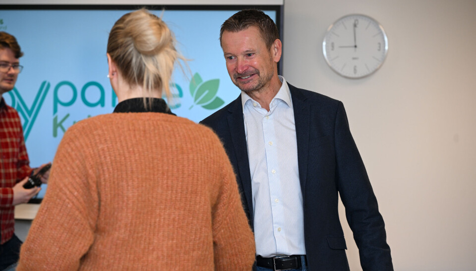 Bypakke Kristiansund-møte torsdag 2. oktober 2025. Kristian Steinshylla, administrerende direktør for Vegamot AS, hilser på lederen for styringsgruppen for Bypakke Kristiansund, varaordfører Linda Dalseg Høvik (Nordmørslista).