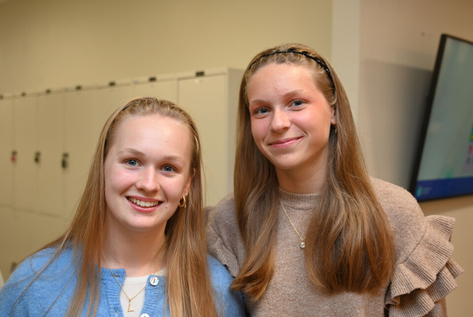 Linda Birgirsdatter og Gabrielle Raudyte ved Atlanten ungdomsskole.