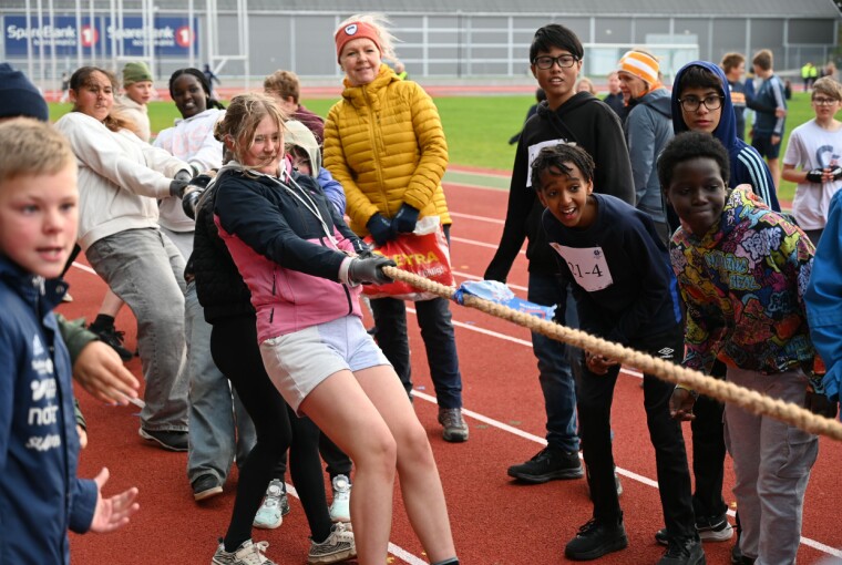 Norah Emilie Tangen-Meistad fra Allanengen skole I aksjon under tautrekkingskonkurransen.
