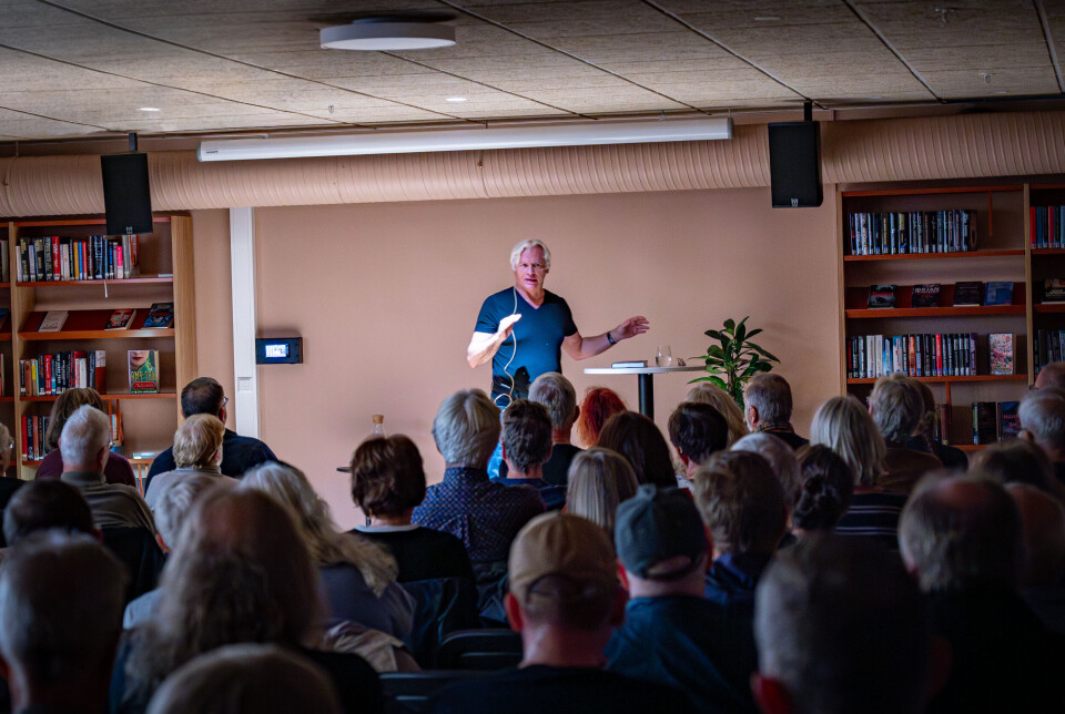 Aage Georg Sivertsen er på bokturné på Nordmøre med sin nye bok, «Landssvikerne». Her i aksjon under et foredrag på Kristiansund bibliotek torsdag 2. oktober 2025.