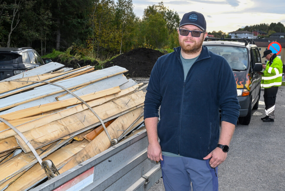 Espen Gaarden fyrer ikke med ved, men frakter treverk som skal resirkuleres.