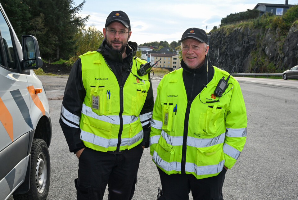 F.v.: Christian Bloch, senior inspektør i Statens vegvesen og avdelingsingeniør Frank Sandvik (t.h.) hos Statens vegvesen. Trafikk-kontroll ved Nordsundbrua på Nordlandet i Kristiansund.