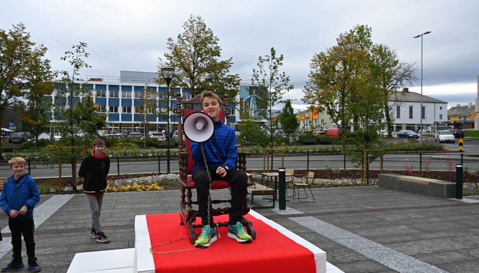 Even Hamnes fikk teste kunstverket Kongetronen.